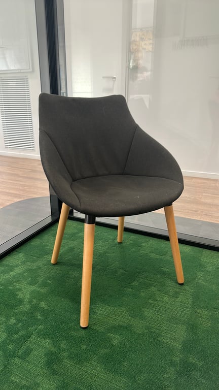 Fauteuil noir en tissu et bois - 3-4