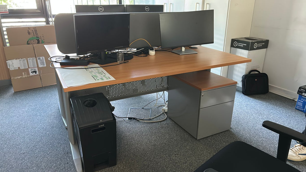 Bureau droit 160x80 avec goulotte et obturateur - face