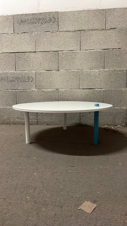 Table basse ronde en métal blanc - face