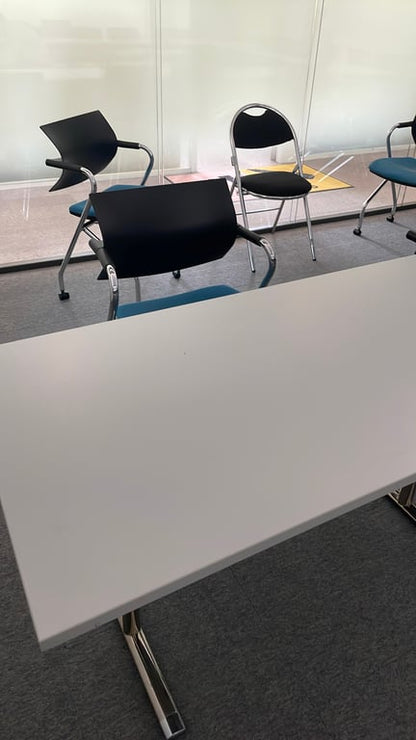 Chaise de réunion avec roulettes et accoudoirs