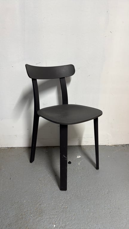 Chaise de cafétéria Vitra en plastique noir - Modèle C0164 - 3-4