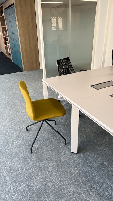Chaise de réunion en tissu avec piètement droit