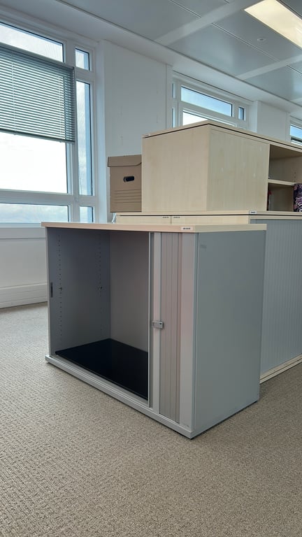 Armoire basse à rideaux - 3-4