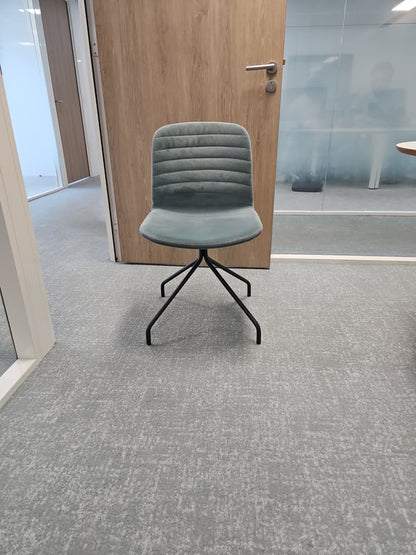 Chaise de réunion sans accoudoirs en tissu rembourré