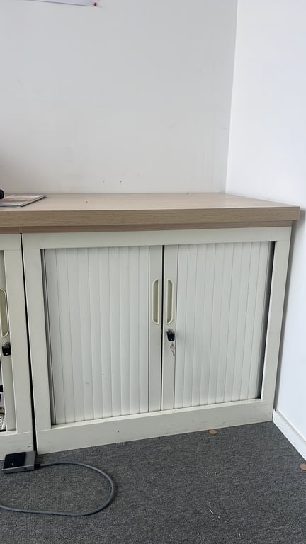Armoire basse coulissante en métal blanc avec fermeture à clé - face