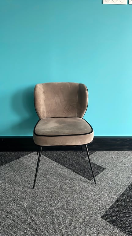 Fauteuil en velours avec pieds en métal