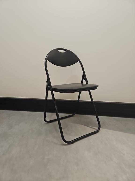 Chaise de réunion noire en simili-cuir avec piètement luge