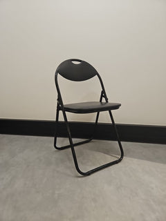 Chaise de réunion noire en simili-cuir avec piètement luge