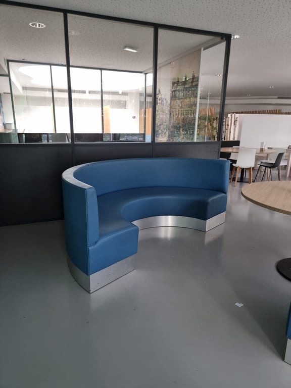 Banc en cuir et métal avec assise et dossier couleur Bismark