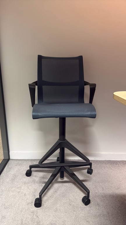 Fauteuil de bureau avec roulettes et dossier plein