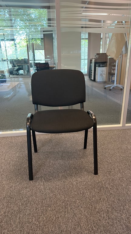 Chaise de réunion noire empilable - face