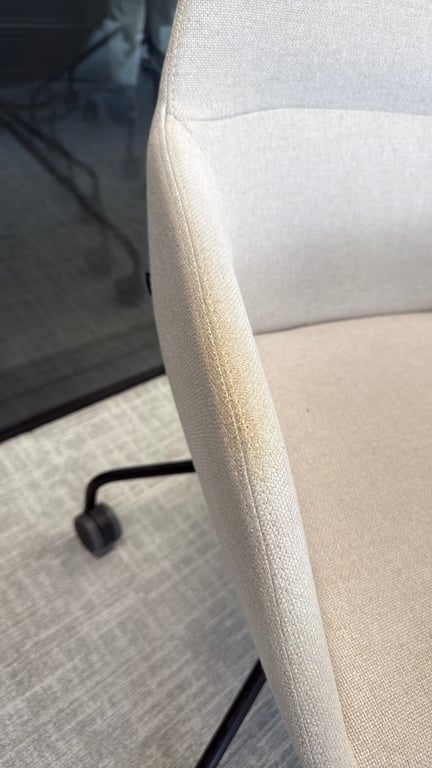 Chaise de réunion en coque avec roulettes