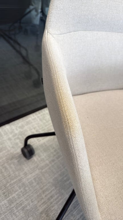 Chaise de réunion en coque avec roulettes