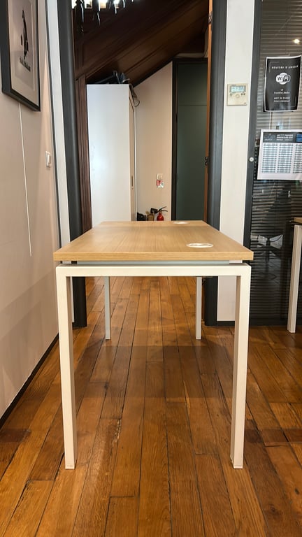 Bureau droit 120x60 clair avec obturateur et goulotte - face