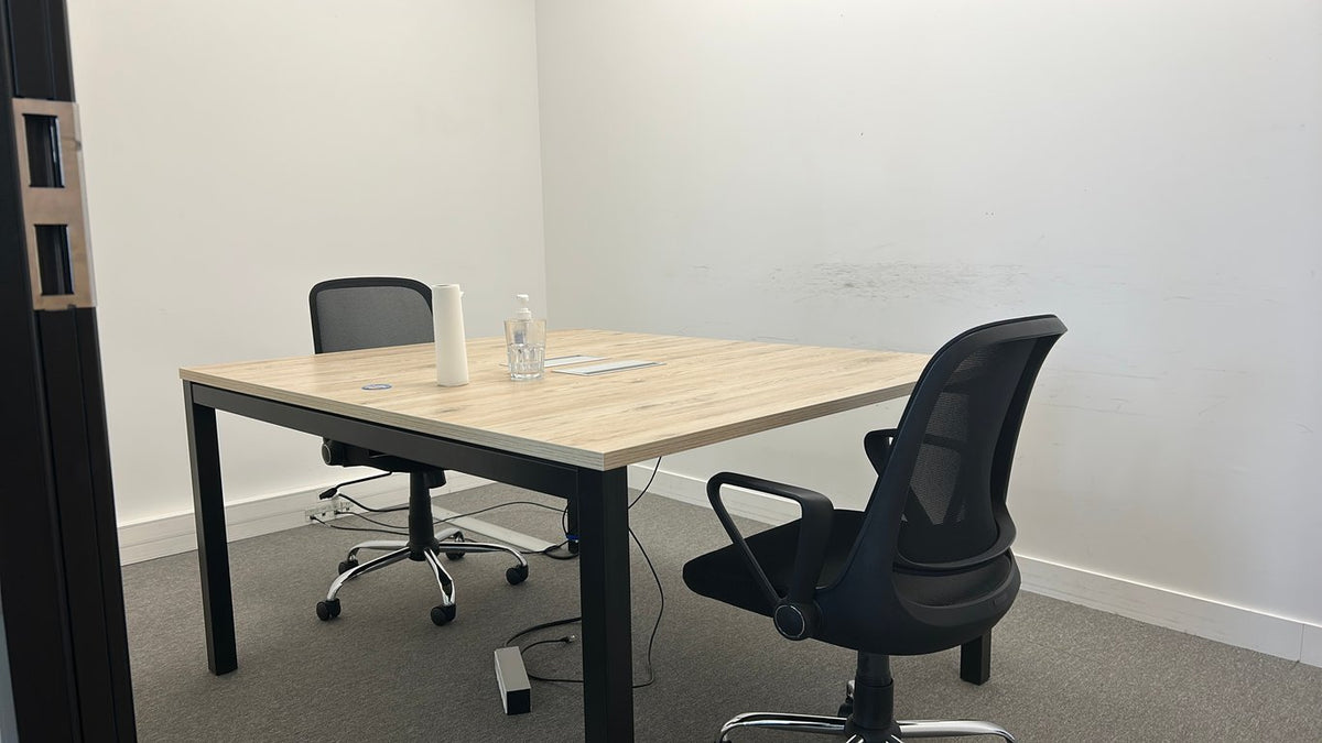 Sans marque - Bureau multimédia 2 postes bois gris 140 - Bureau multiposte avec accès top access et goulotte - ambiance