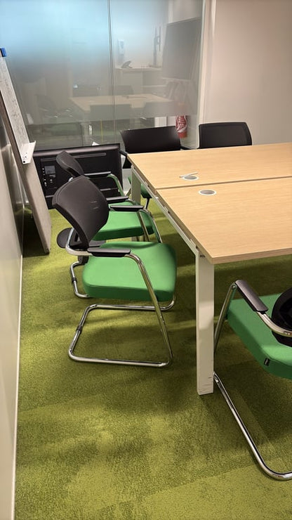 Chaise de réunion avec dossier résille et piètement luge