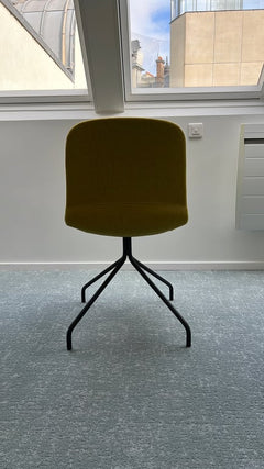 Chaise de réunion en tissu avec piètement droit