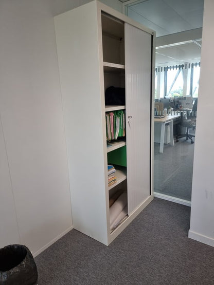 Armoire basse avec portes rideaux