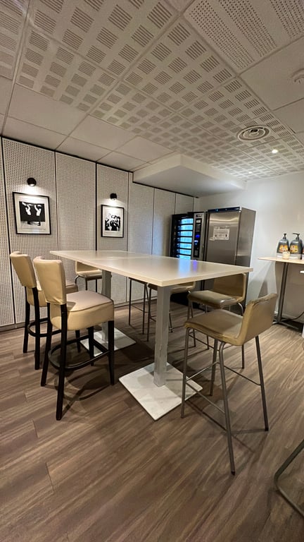 Table haute 100x100 Blanc - ambiance