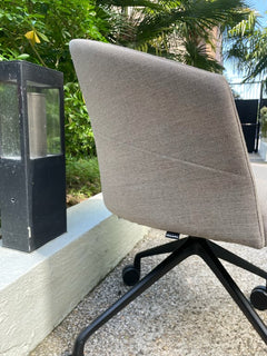 Chaise de réunion Viccarbe avec accoudoirs et roulettes