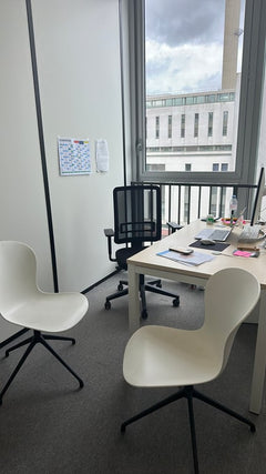 Chaise de réunion avec dossier plein et piètement étoile - ambiance