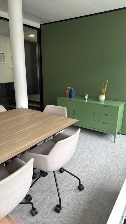 Armoire basse en mélaminé avec portes battantes