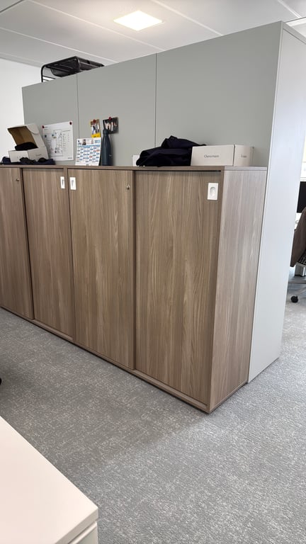 Armoire haute en mélaminé avec portes coulissantes