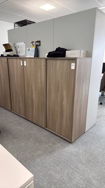 Armoire haute en mélaminé avec portes coulissantes