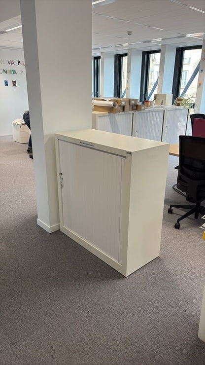 Armoire basse en métal avec portes à rideaux