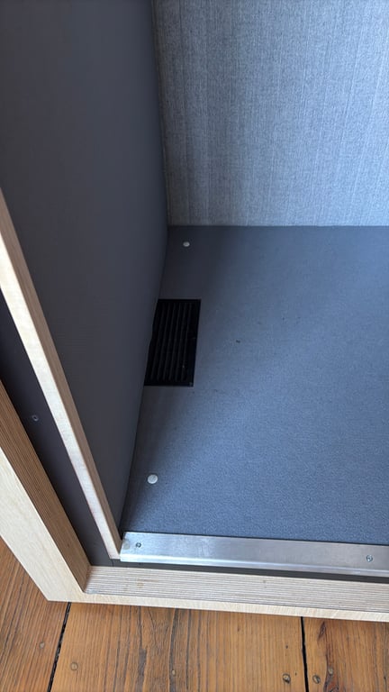 Cabine acoustique Solo en bois avec porte en verre - 3-4