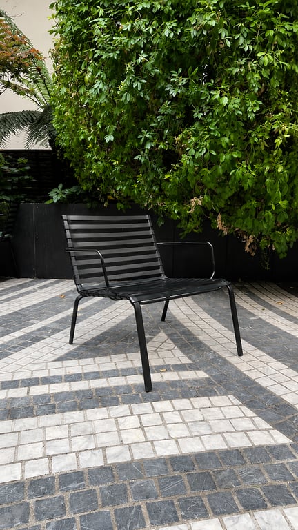 Chaise d'extérieur métal et plastique noir