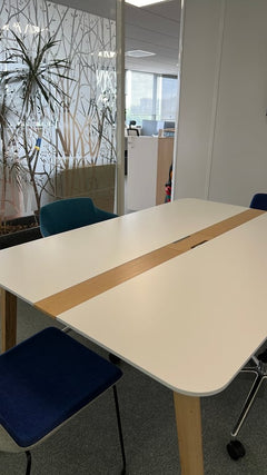 Table de réunion rectangulaire en bois massif et contreplaqué - dessous