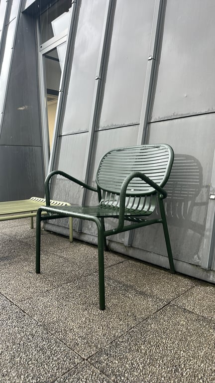 Petite Friture - Chaise d'extérieur en métal verte - 3-4