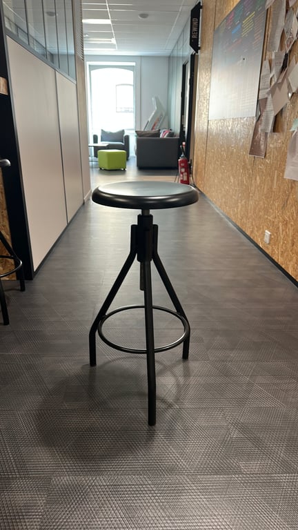 Tabouret haut en métal noir - 3-4