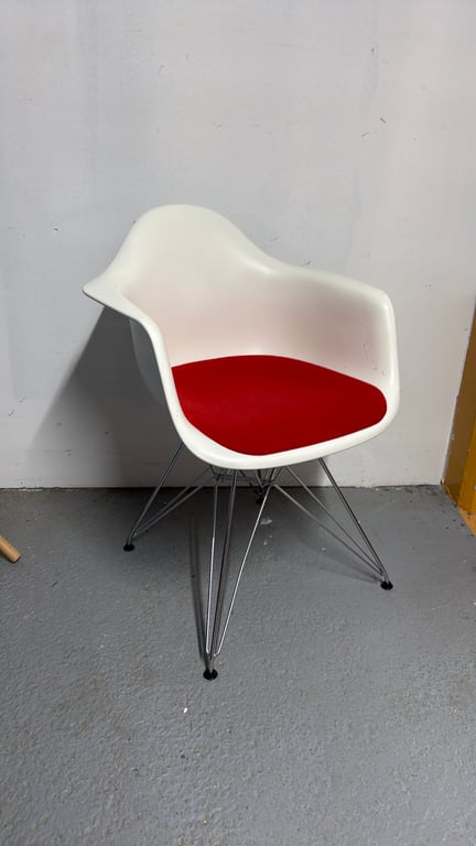 Chaise de réunion Vitra Eames Blanche et rouge - 3-4