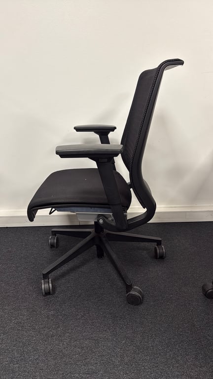 Fauteuil de bureau en tissu noir et résille - 3-4
