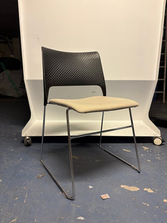 Chaise de réunion empilable avec piètement luge