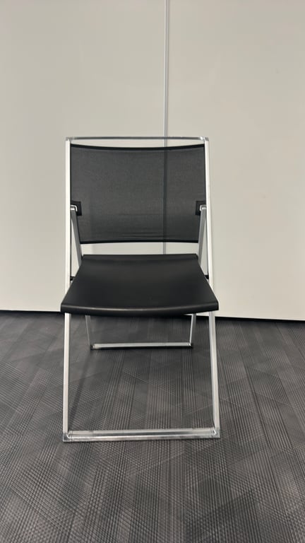 Chaise de réunion noire en résille et métal - face