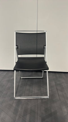 Chaise de réunion noire en résille et métal - face