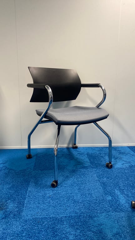 Chaise de réunion avec accoudoirs et roulettes