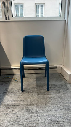 Chaise de cafétéria empilable et durable - face