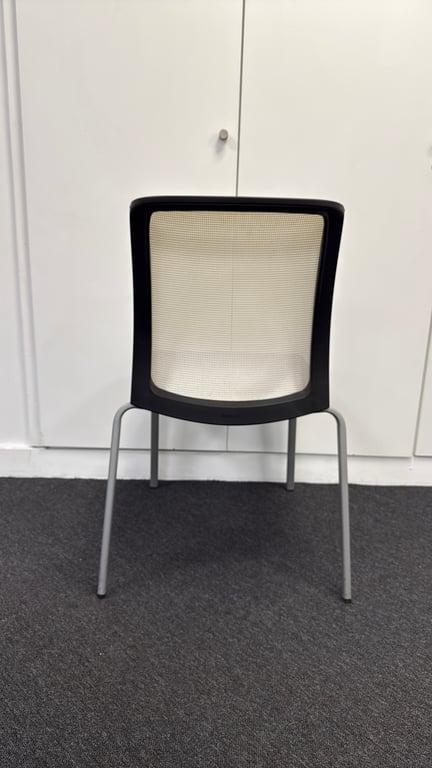 Chaise de réunion en résille et tissu - 3-4