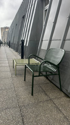 Petite Friture - Chaise d'extérieur en métal verte - ambiance