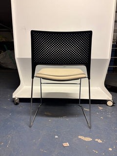 Chaise de réunion empilable avec piètement luge