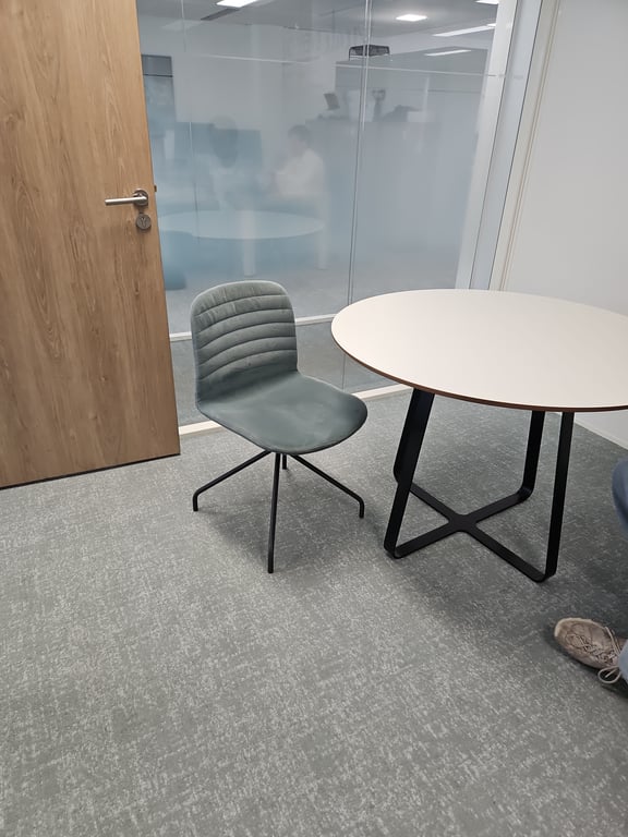 Chaise de réunion sans accoudoirs en tissu rembourré