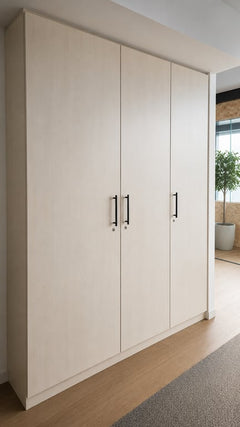 Armoire trois portes en bois