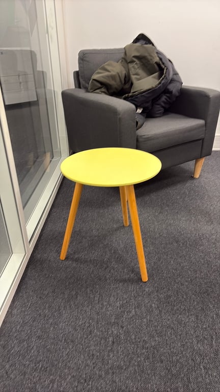 Table basse ronde jaune - 3-4