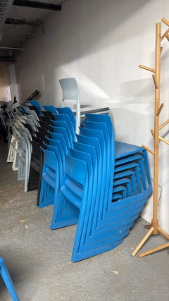 Chaise de cafétéria empilable sans accoudoirs, piètement luge