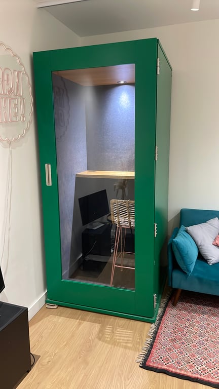 Cabine acoustique en bois et verre