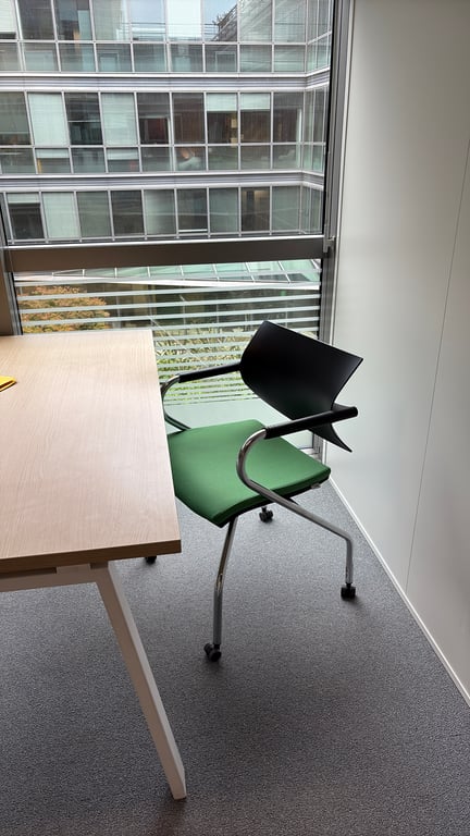 Chaise de réunion avec accoudoirs, roulettes et piètement droit